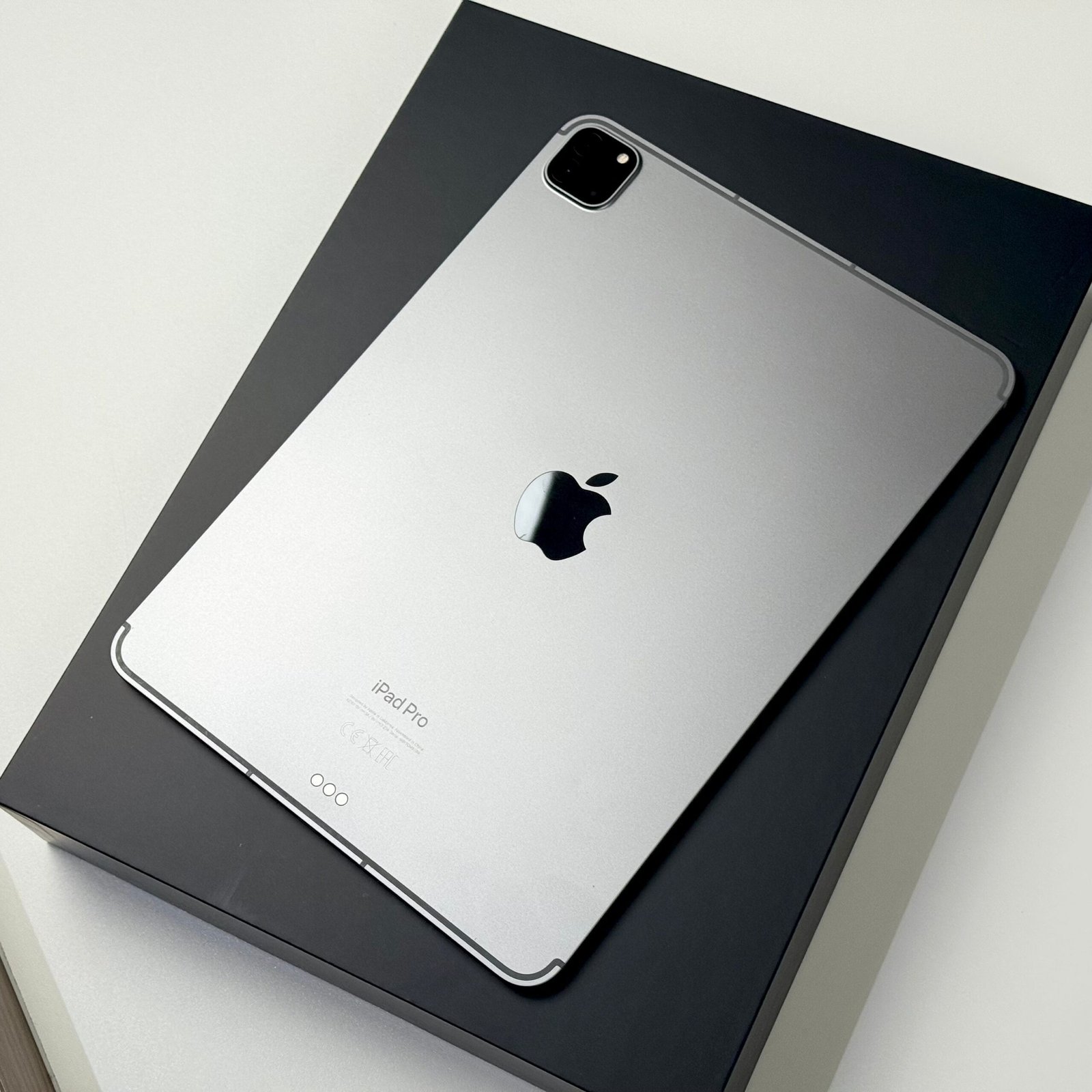 iPad Pro 11" 4th Gen M2 256GB Cellular Space Gray (2022) - Pre-Owned - Image 3