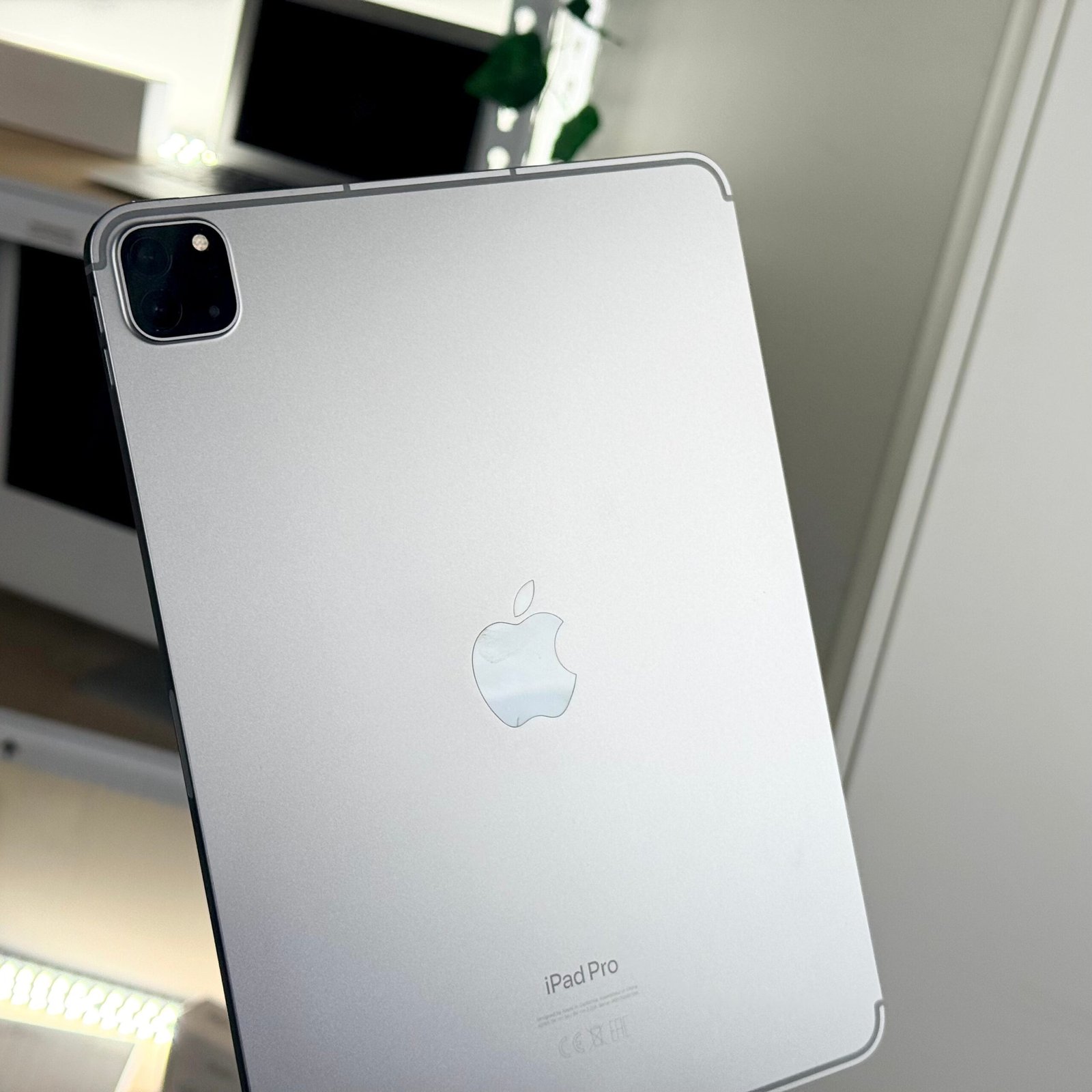 iPad Pro 11" 4th Gen M2 256GB Cellular Space Gray (2022) - Pre-Owned - Image 6