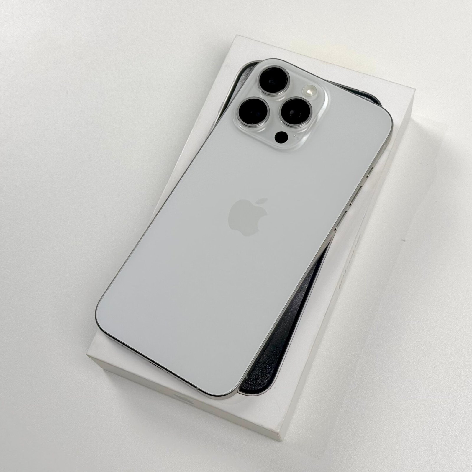 iPhone 15 Pro Max 256GB White Titanium (2023) - Pre-Owned - Image 3